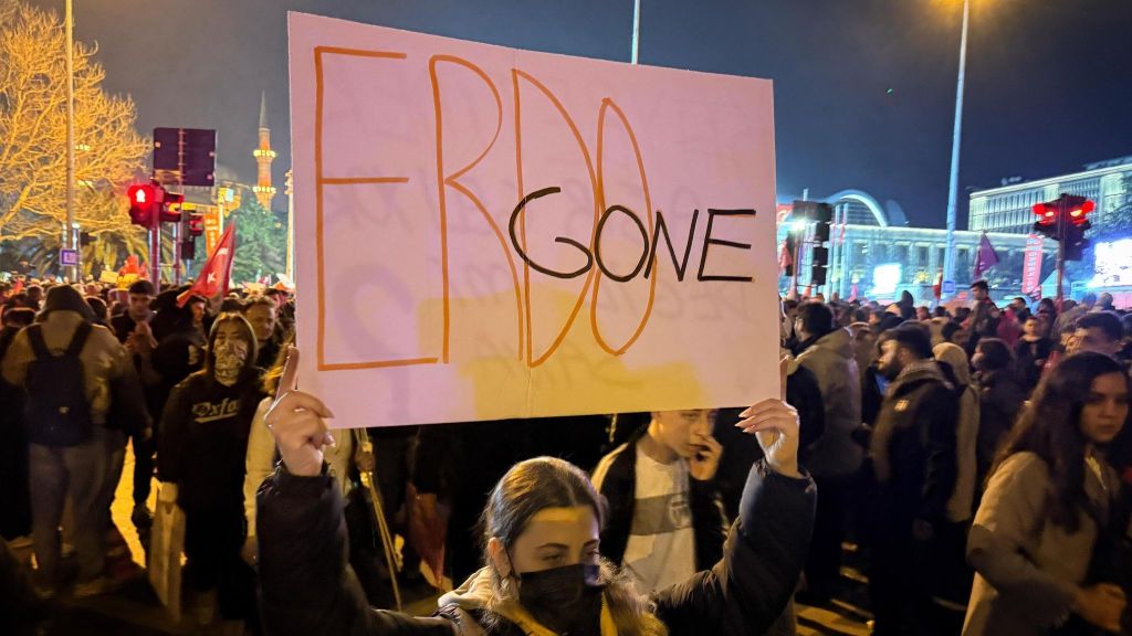 Turkey protesters met with tear gas and rubber bullets at rallies after president’s main rival jailed | World News | Sky&nbsp;News