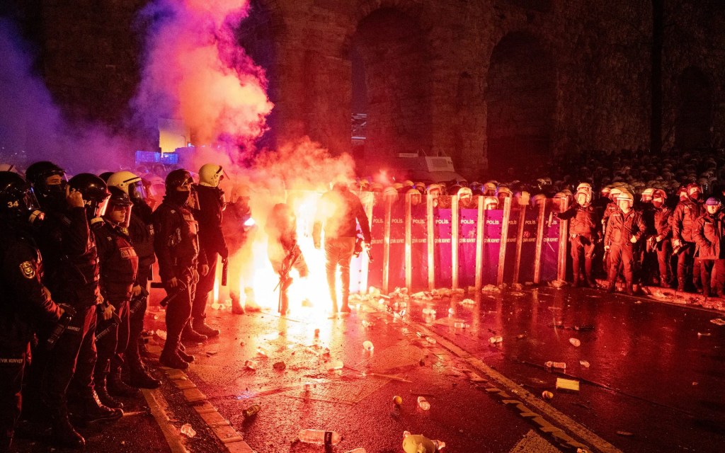 People smugglers prepare for wave of Turkish migrants amid political&nbsp;crisis