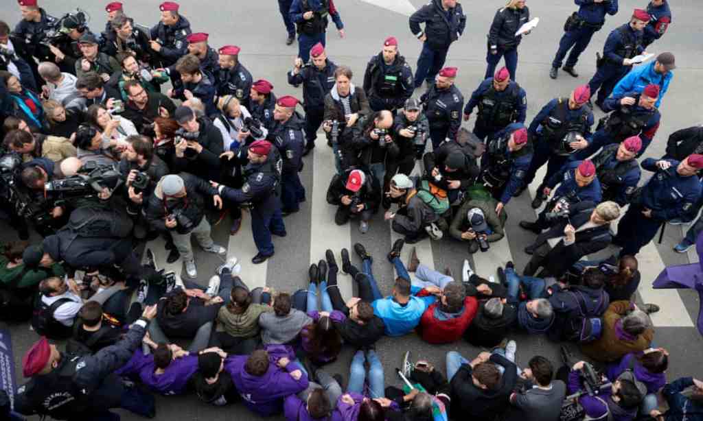 Protests in Hungary over government’s plan for constitutional amendment – Europe&nbsp;live